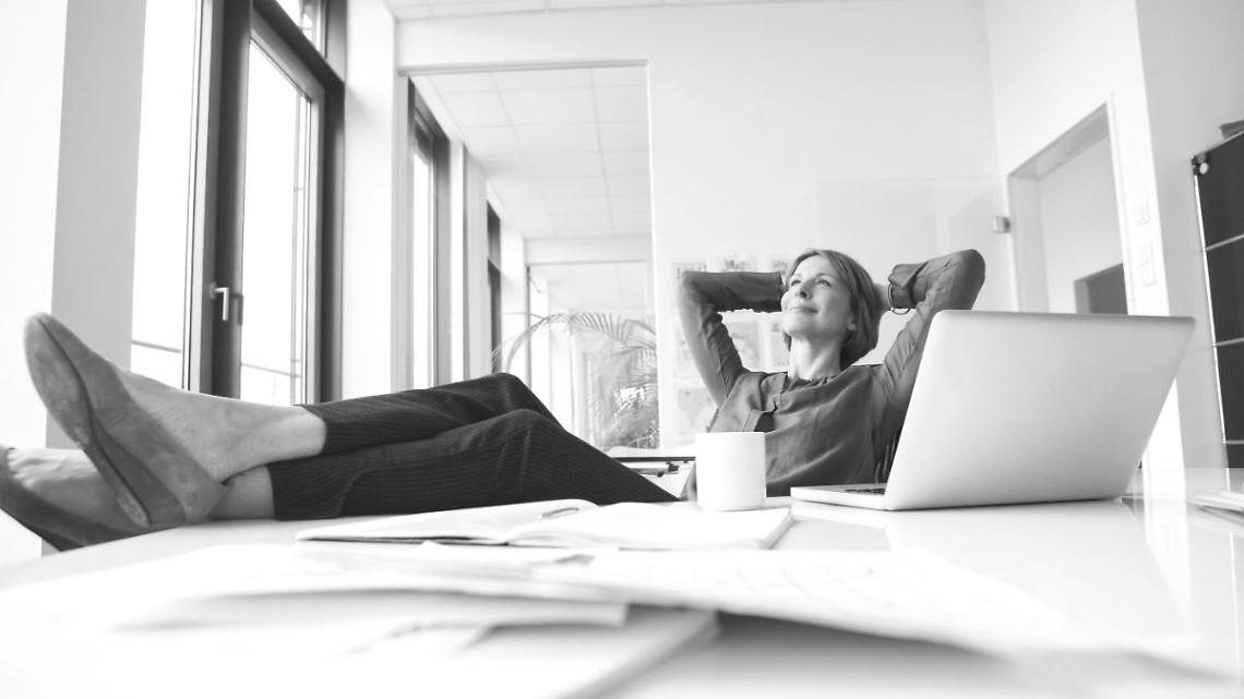Participant preparing notes ahead of a scheduled remote coaching session